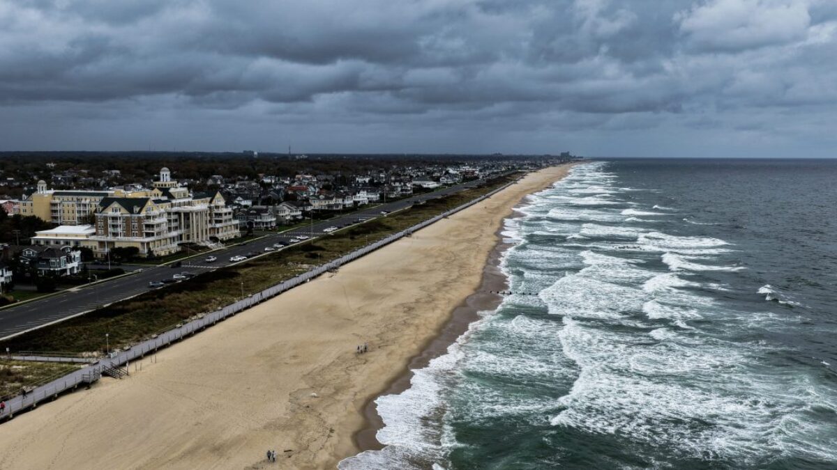 New Jersey vyhlasuje stav núdze, keďže októbrový nor’easter hrozí zatopením pobrežia východného pobrežia.