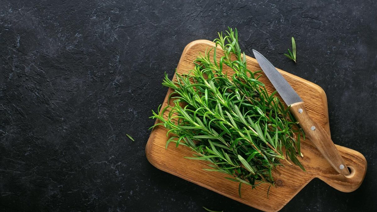 Voňavé tajomstvo proti prechladnutiu a kašľu: Prečo by ste si mali na jeseň doma uvariť snítku rozmarínu