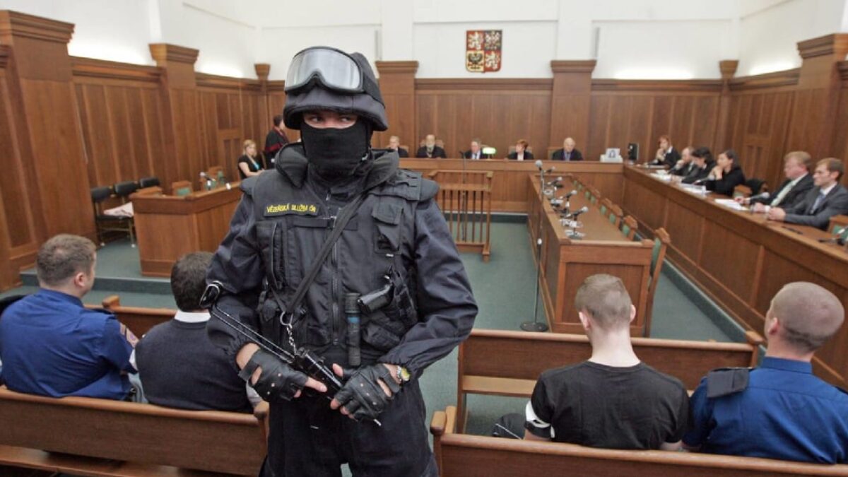 Za žhářský útok ve Vítkově padly desítky let vězení, tři útočníci už jsou na svobodě