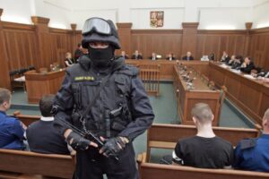 Za žhářský útok ve Vítkově padly desítky let vězení, tři útočníci už jsou na svo...