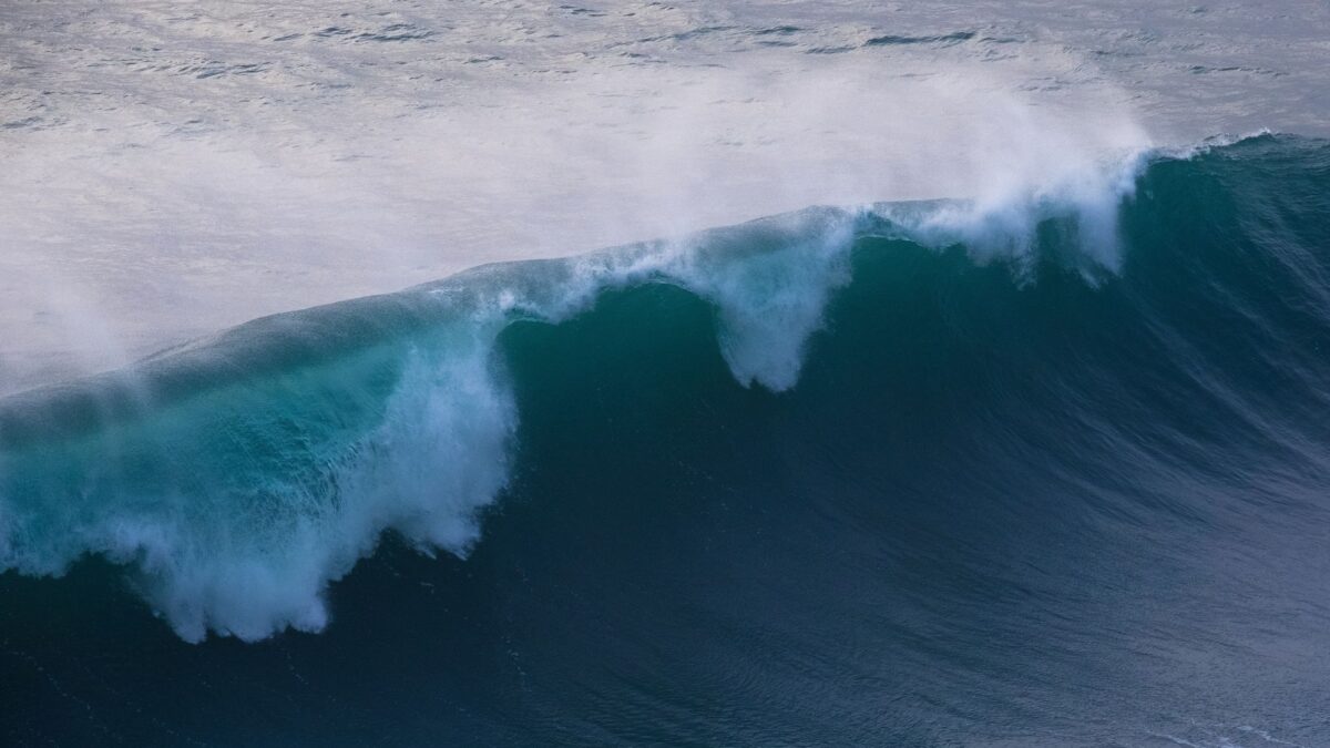 Záhada najväčších vĺn planéty. Vedci odhaľujú z vesmíru tajomných poslov búrok