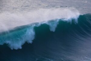 Záhada najväčších vĺn planéty. Vedci odhaľujú z vesmíru tajomných poslov búrok