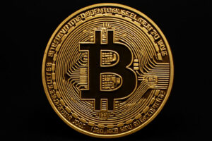 Cena Bitcoinu Klesá na 118 000 Dolárov Uprostred Napätia v Obchode.