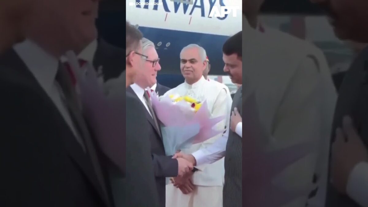 Britský premiér Starmer pricestoval do Bombaja s cieľom posilniť obchodné vzťahy s Indiou.