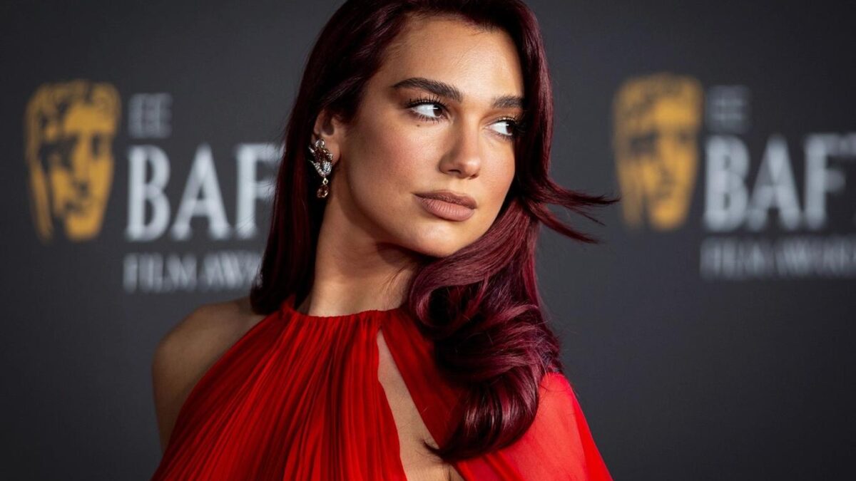 Vlasový trend z 90. rokov je hitom jesene 2025: Vyskúšajte šťavnatú slivkovo fialovú. Dodá lesk aj objem!