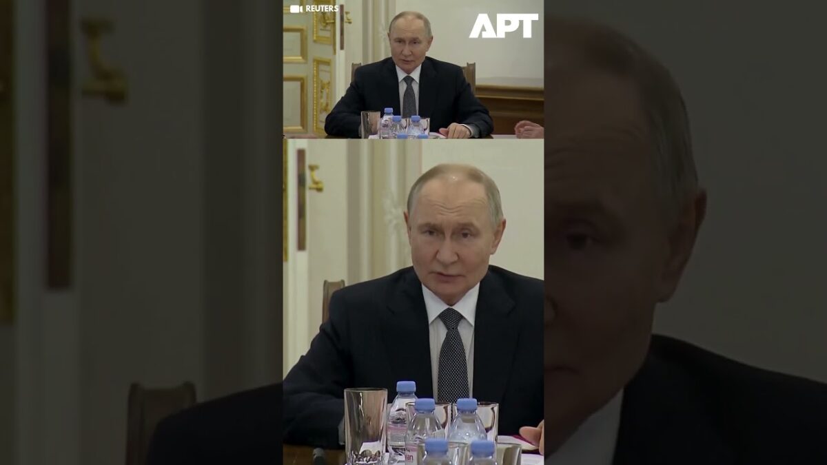 Ruský prezident oslavuje narodeniny návštevou kostola a vojenskou poradou.