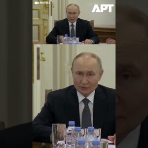 Ruský prezident oslavuje narodeniny návštevou kostola a vojenskou poradou.