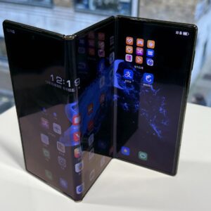 Najnovší únik Samsung tri-fold odhalil finálny dizajn a tri batérie.