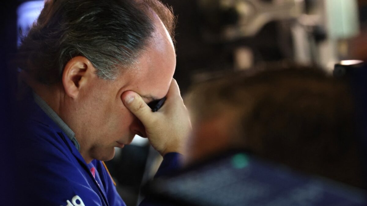 Globálny výpredaj v plnom prúde, obchodníci sú skeptickí kvôli zastaveniu fungovania vlády USA a rastúcim pochybnostiam o harmonograme znižovania sadzieb Fedu.