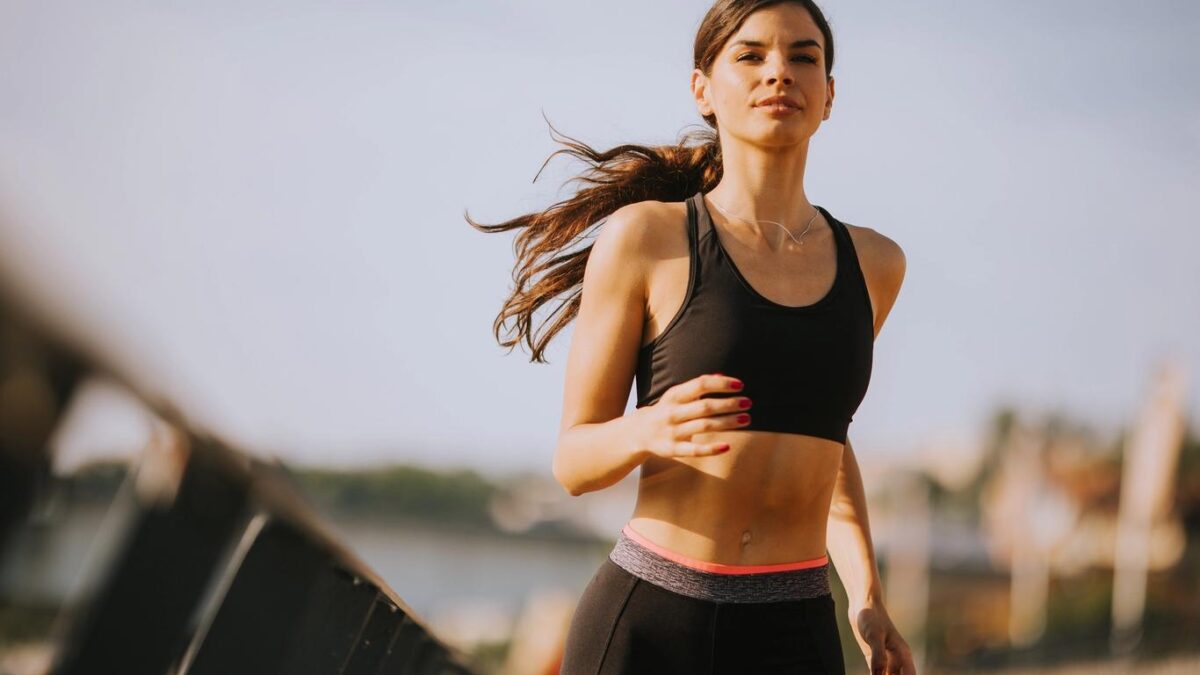 Uznávaný plastický chirurg odkazuje všetkým ženám: „Nebežte, budete mať vrásky.“ Lepšia je jazda na bicykli!