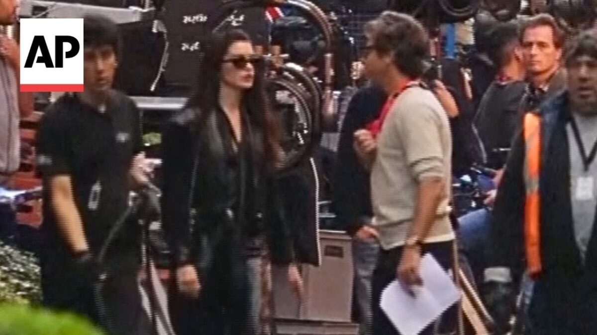 Anne Hathaway, Stanley Tucci, Emily Blunt v Miláne – Film ‚Diabol nosí Pradu 2‘?