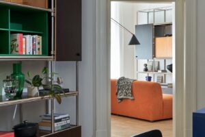 Od orechov na stole až po solitérne kusy v priestore. Staromestský byt dostal no...