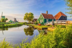 Za vstup do známej dediny sa bude novo platiť. Dôvodom sú aj močiaci turisti.