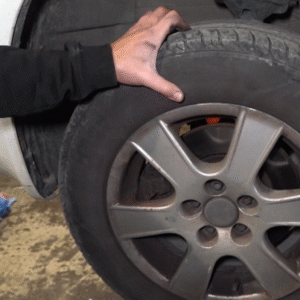 V Trenčíne úradujú vandali: Z autobusov ukradli dôležité súčiastky.