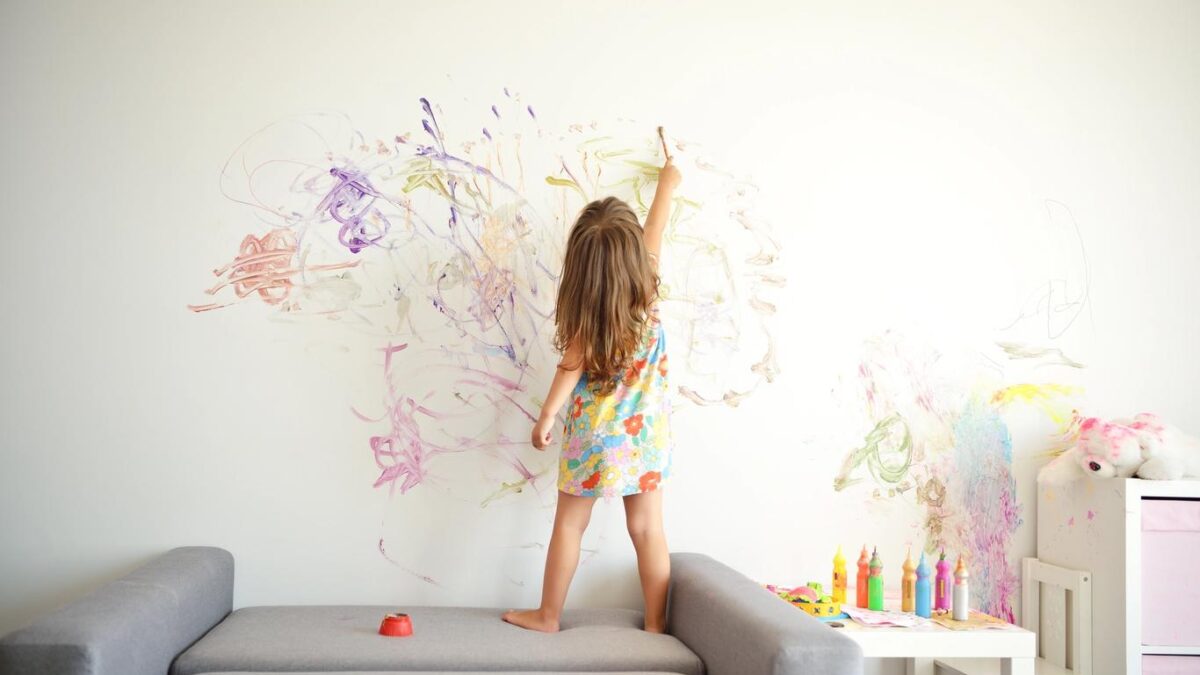 Chválite a podporujete svoje dieťa? Veľká chyba! Kontroverzný psychiater verí, že brzdíte jeho talent. Uberte