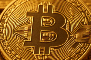 Cena bitcoinu klesá, ale analytici vidia cieľovú cenu 180 000 dolárov.