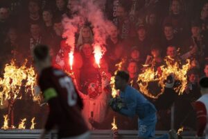 Škandál v pražskom derby: Kuchár zmlátil ultras Sparty za strhnutú plachtu