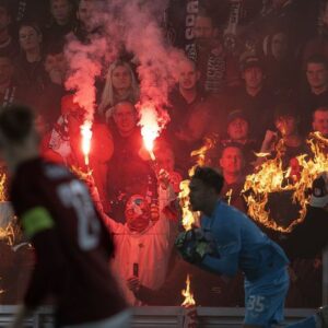 Škandál v pražskom derby: Kuchár zmlátil ultras Sparty za strhnutú plachtu