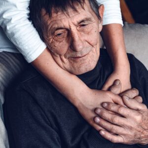 Dva roky bojov s úradmi. Vnučka opustila svoj život, aby sa starala o deda s alz...