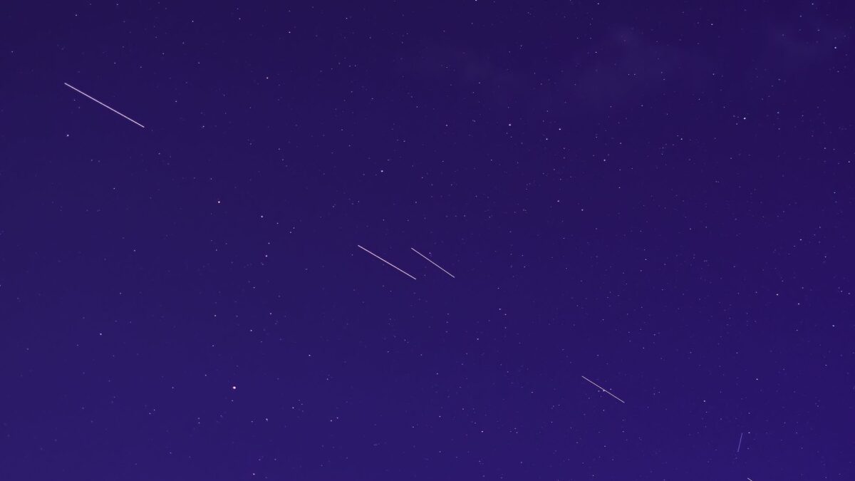 Nová nebeská šou. Na oblohe horia satelity Starlink a bude ich pribúdať