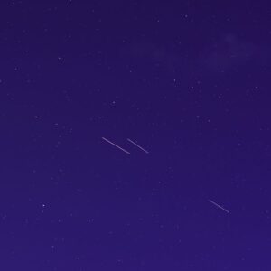 Nová nebeská šou. Na oblohe horia satelity Starlink a bude ich pribúdať