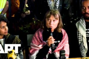 Greta Thunberg tvrdí, že bola mučená v izraelskej väzbe po Greta Thunberg tvrdí, že bola mučená v izraelskej väzbe po zatknutí v Gaze.