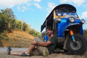 V Bentley toto nezažijete. Tomík na cestách drkoce v tuktuku s rodinou a humorom