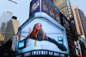 Generálny riaditeľ American Eagle obhajuje kampaň so Sydney Sweeneyovou: „...