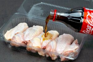 Nalejte kolu na kuracie krídelká a budete mi ďakovať za tento skvelý recept!