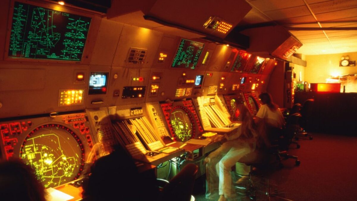 Nedostatok riadiacich letovej prevádzky v Amerike je počas odstávky vlády ešte horší – ale záujemcovia o prácu môžu zarobiť 145 000 dolárov ročne.