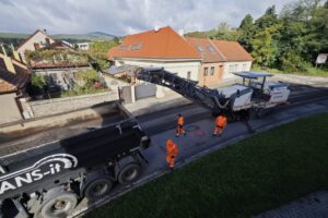 Župní cestári opravujú cestu v intraviláne mesta Modra BSK: Župní cestári opravujú cestu v intraviláne mesta Modra