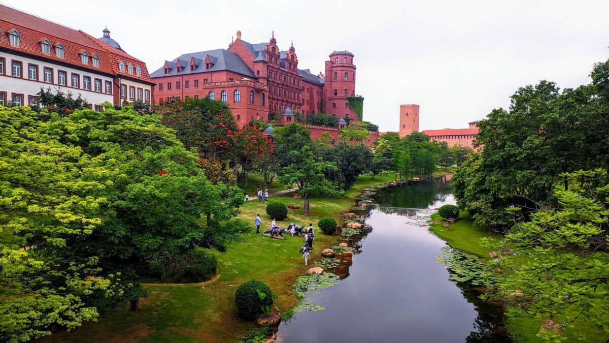 VIDEO: Celá Európa v Číne. Huawei si postavil aj Karlov most a Český Krumlov