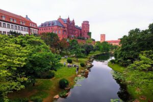 VIDEO: Celá Európa v Číne. Huawei si postavil aj Karlov most a Český Krumlov