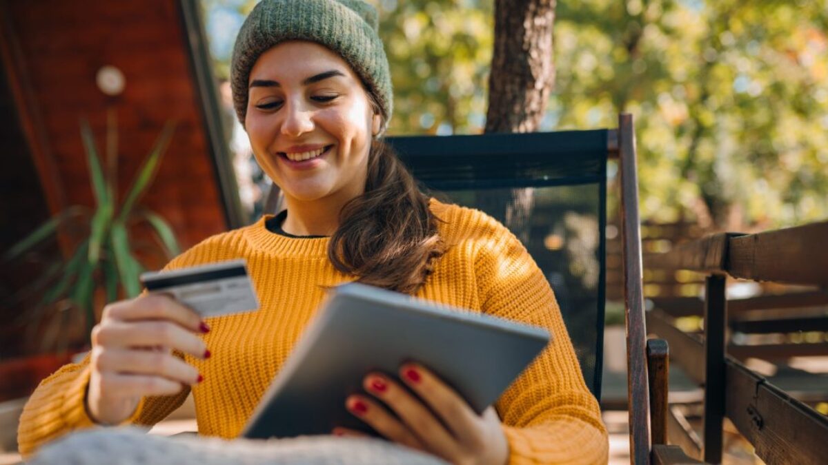 Vianočné nákupy budú tento rok vyzerať inak, predpovedá Adobe: nakupovanie s pomocou umelej inteligencie vzrastie o ohromujúcich 520 %.