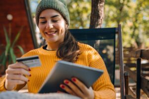 Vianočné nákupy budú tento rok vyzerať inak, predpovedá Adobe: nakupovanie s pom...