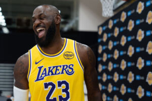 <p><strong>Hviezdny James šokuje Ameriku: Rozhodnutie, na ktoré všetci čakali.</...