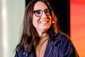 GettyImages-2178223427-e1759844866989.jpg 19-ročná stážistka NBA si vďaka chladnému emailu zabezpečila súkromné stretnutie...