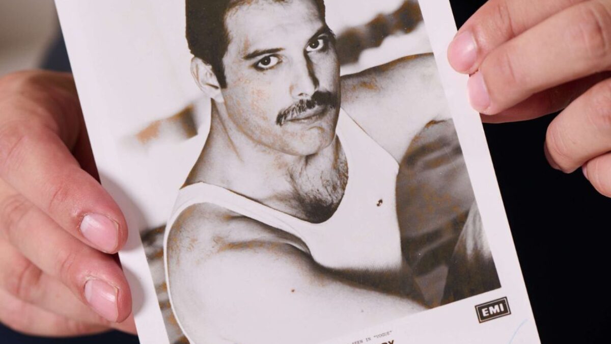 Adidasky z Wembley a ďalšie poklady. Český zberateľ odhalí príbeh Freddieho Mercuryho