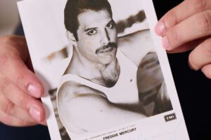 Adidasky z Wembley a ďalšie poklady. Český zberateľ odhalí príbeh Freddieho Merc...