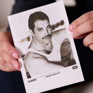 Adidasky z Wembley a ďalšie poklady. Český zberateľ odhalí príbeh Freddieho Merc...