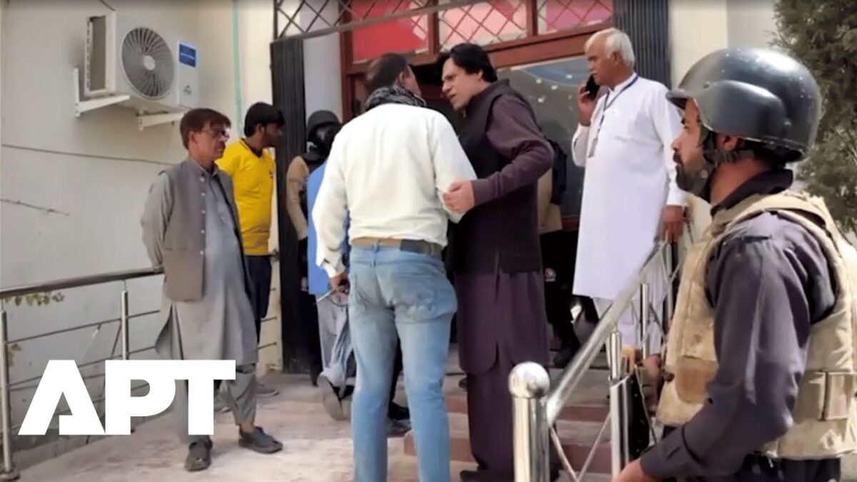 Smrteľný samovražedný útok v pakistanskej Kvéte si vyžiadal 10 obetí a desiatky zranených.