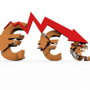 Euro oslabuje v dôsledku rozpadu francúzskej vlády, Macron čelí novej kríze.
