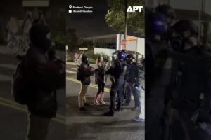 Použitie slzného spreja proti demonštrantovi pri budove ICE v Portlande.