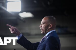 Jeffries kritizuje republikánsky návrh zákona o financovaní, ktorý podľa neho Jeffries kritizuje republikánsky návrh zákona o financovaní, ktorý podľa neho po...