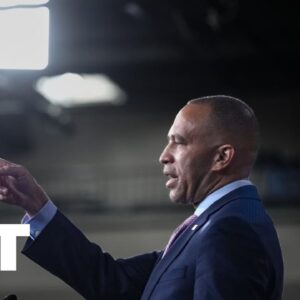 Jeffries kritizuje republikánsky návrh zákona o financovaní, ktorý podľa neho po...