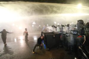 Tisíce ľudí vyšli do ulíc na protest proti gruzínskej vláde.