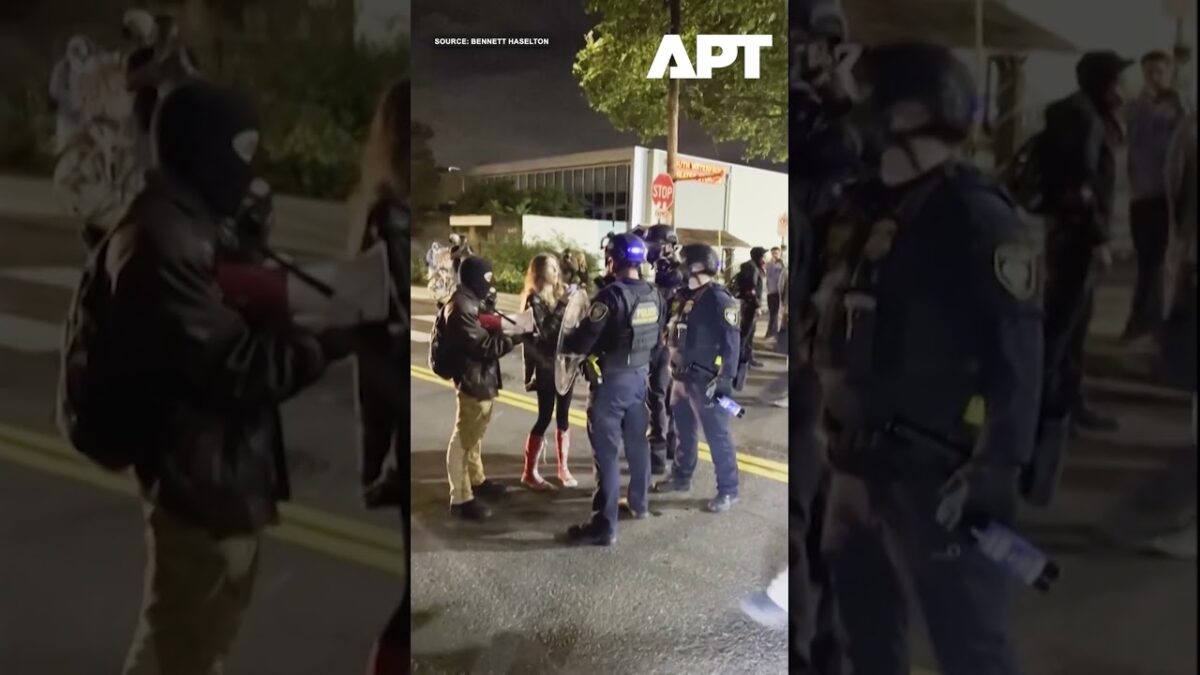 Šokujúci záber: Demonštrant sa stal terčom DHS v Portlande.