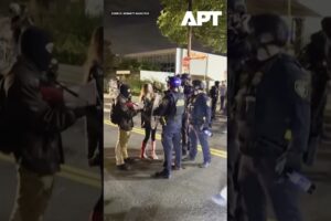 Šokujúci záber: Demonštrant sa stal terčom DHS v Portlande.