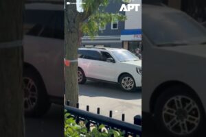 Protest proti ICE: Zásah dymovnicou. Protest proti ICE: Zásah dymovnicou.