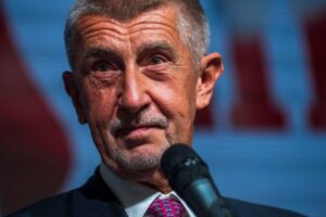 Populistický miliardár z tvrdého pravicového krídla s proruským sklonom výrazne ...